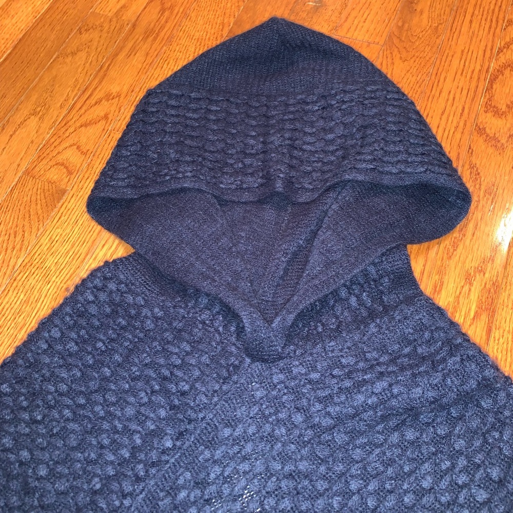 Beautiful hooded poncho - Picture 3 of 6